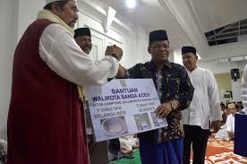 Baitulmal merupakan institusi kewangan yang bertanggungjawab untuk mentadbir cukai dan menyelenggara segala harta umum dan berfungsi sebagai tempat penyimpanan barang seperti emas dan perak. Aminullah Serahkan Beasiswa Bagi Pelajar Dan Modal Usaha Bagi Pedagang
