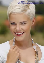Pixie účes vás omladí a osvěží! Velmi Kratke Ucesy Pro Zeny Modni Ucesy Na Strednich Vlasech S Oholenymi Chramy