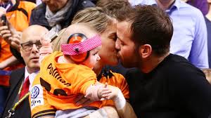 Erster auftritt mit estavana polman | intouch. Tut Schon Weh Damian Van Der Vaart Vermisst Seinen Papa Promiflash De