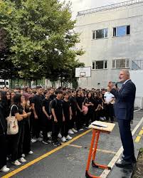 Rahmetli babamın rahmetli annemin adına yirmi dört yıl önce yaptırdığı  Beşiktaş Ihlamur Kasrının karşındaki Bingül Erdem Anadolu Lisesinin  2024-2025 Eğitim Öğretim Yılı açılış törenine katılmak ve pırıl pırıl  gençlerle birlikte olmak benim