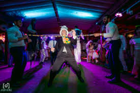 Seleccionen sus canciones para la hora loca, uno de los momentos más esperados de su fiesta de boda. La Hora Loca De Las Bodas Javier Munoz Fotografo De Bodas Gamberras