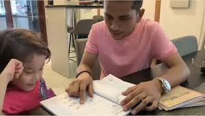 kapsul 1  jangan lupa untuk saksikan ebu babypedia: Mana Satu Ayah Ni Nampak Sebaya Macam Kawan Kawan Gambar Keluarga Raih Perhatian Bell Ngasri Dipuji Tetap Muda Keluarga