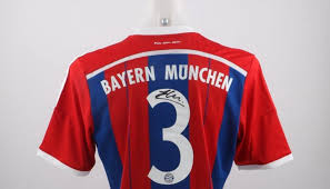Questo stemma è stato però adottato in una forma molto simile all'attuale solo a. Bayern Monaco Xabi Alonso Official Signed Shirt Charitystars