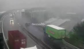 Ponte morandi, 3 anni dal crollo nella pioggia il 14 agosto 2018 il viadotto genovese collassava causando 43 vittime. Ponte Morandi Oggi Sara Diffuso Il Video Segreto Che Riprende Il Momento Del Crollo Genova 24