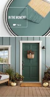 This Stylish Front Porch Uses The Behr 2018 Color Of The Year In The Moment To Cr Pinturas De Casas Colores De Casas Interiores Colores Para Casas Exteriores