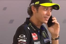 Conferenza stampa straordinaria di valentino rossi oggi, 5 agosto 2021: Morbidelli Si Dimentica Di Andare In Conferenza Valentino Rossi Lo Chiama Al Cellulare Davanti A Tutti Il Siparietto E Esilarante Video