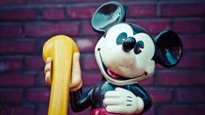 Er spielt in der weihnachtszeit und micky muss minnie retten und sie sind irgendwie geschrumpft und micky kämpft um minni auf einem tannenbaum und bekommt hilfe von goofy. Einfachstars Wer Ist Micky Maus