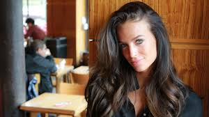 D'abord d'ordre pratique il est devenu un véritable accessoire de mode qui s'adapte à tous les goûts. Photo Jade Lagardere Sans Culotte Ni Soutien Gorge Elle Affole La Toile Voici