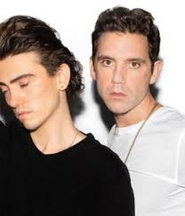 Michele bravi ci è venuto a trovare in collegamento zoom per parlarci del suo nuovo concept album michele ci ha spiegato che si tratta di un sentiero attraverso le canzoni che va ascoltato come si. Mika E Michele Bravi In Bella D Estate Di Mango Da Sapere