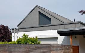 Blick Auf Die Giebelfront Mit Titanzinkverkleidung View Of The Pediments With A Titanium Zinc Cladding Metallfassade Bauen Im Bestand Metalldach