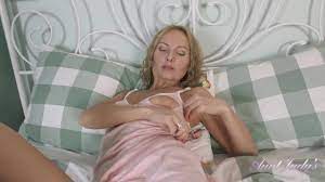 AuntJudys - 40代小柄な素人熟女Irena - ランジェリー姿でベッドでオナニー。 オンラインで視聴する