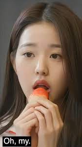 Wonyoung makan stroberi
