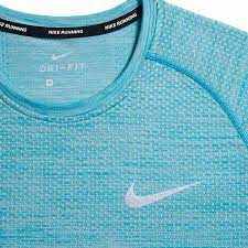 Pearlized buttons are selected to complement the shirt color. Nike Dri Fit Knit Top Kurzarm T Shirt Blau Runnerinn
