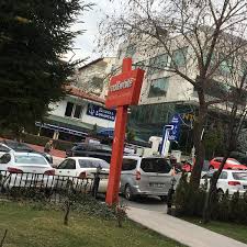 Herkes cio baba cio baba bunları bu günlere getiren yönetmen adama rol bu şekilde oynucan diyorlar onlarda bu şekil oynuyor adam sanki gerçekte böylemi siz yönetmene teşekkür edin. Red White Nenehatun