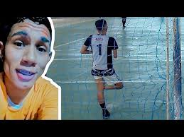 This goalkeeper only has one leg