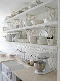 Moderne Weisse Kuchen Kucheneinrichtung In Weiss Planen Chic Kitchen Decor Shabby Chic Kitchen Decor Cottage Kitchen Design