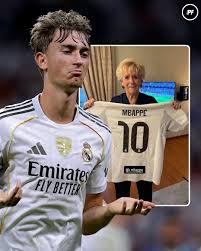 What a gesture this is… Dean Huijsen secured a Real Madrid shirt signed by Kylian Mbappe for his Grandma🤌🏽 Huijsen took networking to the next level and utilised his Real Madrid connections