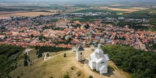 Mikulov vyhledáván hlavně v zimních měsících, kdy svahy bouřňáku nabízí mnoho pro milovníky lyžování a snowboardingu. Holy Hill Near Mikulov South Moravia