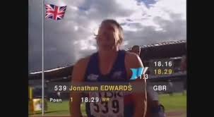 No salto triplo, há a combinação de três saltos, até que o atleta caia dentro de uma caixa de areia. Oggi 20 Anni Fa Il Record Mondiale Di Jonathan Edwards Nel Triplo Video Queen Atletica