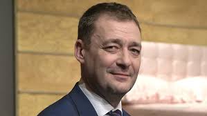 Musiał się zadłużyć, aby rozpocząć rehabilitację. Jacek Rozenek Odzyskuje Mowe Po Udarze Nowe Informacje O Stanie Zdrowia Aktora Gala Pl