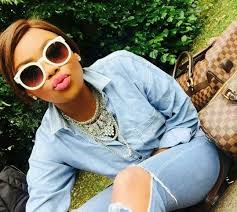 She was born on 12 june 1992 in pretoria, gauteng province, south africa.she is 29 years old as of 2021 and celebrates her birthday on june 12th of every year. Bonang Matheba White Sunglasses White Sunglasses Outfit Ripped Jeans Look White Sunglasses