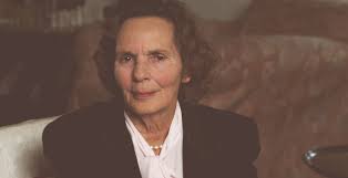 prin apariţia sa neconvenţională ca scriitoare sub pseudonimul literar carmen sylva, angajată în propăşirea dinastiei române, prima regină a româniei elisabeta a. Regina Ana 1923 2016