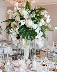 30 Brilliant Tropical Winter Decor Ideas That Bring Your Home Into Holiday Feel En 2020 Deco Mariage Exotique Deco Mariage Exotique Chic Decoration Florale Mariage