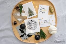 Du kannst weihnachtskarten selbst basteln, indem du beispielsweise etwas festeres papier verwendest, es entsprechend zuschneidest und unterschiedliche, weihnachtliche motive in verschiedenen farben auf die weihnachtskarte klebst. Weihnachtskarten Mit Briefumschlag Basteln 3 Einfache Ideen Blog Dreieckchen