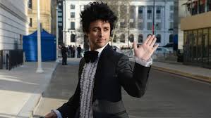 This Is The Secret Behind Billie Joe Armstrong S Guyliner Hollywood Reporter Billie joe armstrong was born in piedmont, california, a small town surrounded by the city of oakland, and was raised in rodeo, california, the youngest of six children of ollie (jackson) and andrew andy marsicano armstrong. this is the secret behind billie joe armstrong s guyliner hollywood reporter