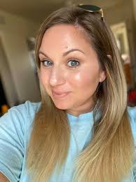 Before and after using Bella bronzer 🌞 (Catch the replay below) 👇🏼 The  only change in these photos is adding the bronzer. I feeel like my skin is  glowing more in the