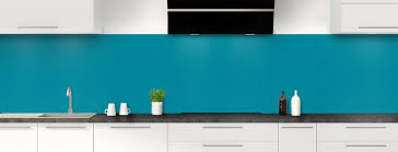 Telle une ligne de démarcation, la crédence bleu turquoise de cette cuisine rompt la monotonie des éléments de rangement immaculés agencés en forme de l. Cuisine Bleu Canard Les Plus Beaux Modeles De Cuisine