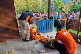 Ibu dan dua anaknya ditemukan meninggal sekitar pukul 17.00 wib. 2 Pria Bunuh Ibu Dan Anak 1 Korban Diperkosa Dan Pelaku Diancam Hukuman Mati
