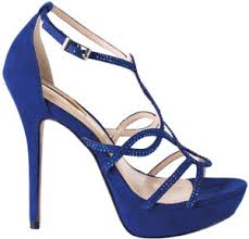 Le scarpe da sposa blu spiccano sotto abiti da sposa ampi bianco latte. Sandali Gioiello Blu Shoeplay Fashion Blog Di Scarpe Da Donna
