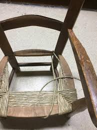 Pour le rempaillage de vos chaises et fauteuils en rotin, plusieurs matériaux peuvent être utilisés en fonction de leur style. Comment Realiser Un Paillage Rempaillage De Chaise Diy