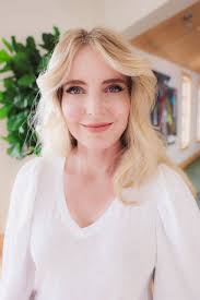 How To Look Taller And Slimmer In Photos With Easy Posing Tricks