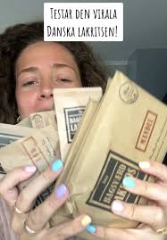 Låt oss prova den virala danska lakritsen tillsammans med min man(!!!)  #lakrits #bagsværd #lakrids