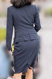 街撮りお尻画像 タイスカがエロいママさんol スタイルのいいママさんolです ボディラインを強調するかのようなカッチリ系のスーツ 急いでベビーカーを押すので自然とお尻は突き出し気味に ウエストの細さと お尻に続く曲線が blue jean outfits tight skirt