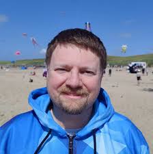 Great winds in Holland yesterday, so I flew a bunch of kites. Two people  asked what kind of event I was announcing, and three families somehow  thought i was a shop selling