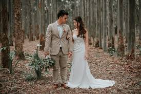 Gaya foto pre wedding gandengan tangan tempat yang cocok untuk prewed adalah sesuai dengan konsep atau tema yang kamu inginkan. These Western Australia Pre Wedding Portraits Will Make Your Jaw Drop Junebug Weddings