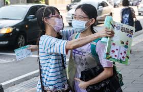 涡虫等扁形动物，具有由排泄小管 (彼此相连成网状)和焰细胞构成的原肾管，焰细胞具有一簇纤毛，能不断摆动如火焰，纤毛摆动时，可将飞成稀薄的液体推向排泄小管，再经由体表的排泄孔排出，以维持体内水分平衡，大部分代谢产生的废物 (如nh 3 )则以扩散作用经由体表或进入 消化循环腔 由口排出体外。. Ql4k5qkmipfjxm