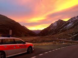 Dezember, überwiegend matschig bis salznass, in höheren lagen gibt es teilweise schneefahrbahnen. Strassenzustand Immer Online Kantonspolizei Graubunden Facebook
