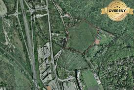 Nachádzajú sa na nej rodinné domy, lamačský cintorín, supermarket lidl, penzión a reštaurácia brajan a viaceré predajne automobilov. Hodoninska Stavebny Pozemok Ba Zahorska Bystrica Predaj Developerske Pozemky Bratislava Zahorska Bystrica Zoznam Realit