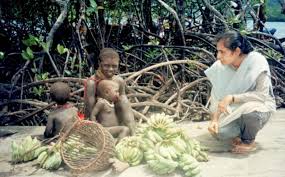 Sangkar burung merpati dan ɤara terbuat dari ranting kecil. Wanita Tawan Hati Orang Asli Jarawa Dengan Kelapa