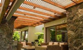 Sus proyectos abarcan desde estructuras al exterior como pérgolas, porches o cenadores, como de interior con cubiertas o decks, y empleando en sus trabajos todo tipo de materiales, como la madera, aluminio, pvc, hierro o cristal. Techos De Terrazas Con Policarbonato Novocom Top