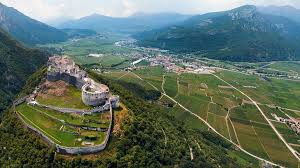 Zu den rovereto sehenswürdigkeiten zählen auch der rosminibrunnen im zentrum und die bereits erwähnte friedensglocke auf dem hügel von miravalle. Besenello Urlaub Zwischen Geschichte Und Gourmet Trento Rovereto