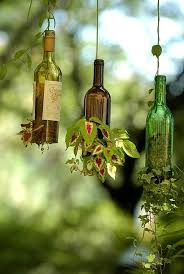 Idees De Recyclage De Bouteilles De Vin Astuces Bricolage Decoration Jardin Pots De Fleurs Suspendus Pot De Fleurs