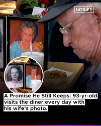 Clarence Purvis eats lunch at a restaurant in Reidsville, Georgia with a  portrait of his late wife Carolyn Todd every day.⁠ ⁠ According to WTOC,  Clarence and Carolyn got married one year