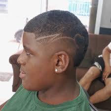 Um corte único!☝🏻 Além do degradê, um risquinho de qualidade, focado em  cada risco para sair perfeito.🤌🏻📏 Agende o seu horário!💈 #anapolis  #goias #guanabara #cortedecabelo #cabelomasculino #risquinhonocabelo  #coração #qualidade #perfeito #corteunico