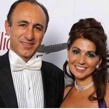 Nasaya Uzay Aracı Yapan Türk Kadın Girişimci: Eren Özmen 1981'de  Türkiye'den Amerika'ya ingilizce öğrenmek için gitti. Okuldan sonra bir  şirkette muhasebeci olarak çalıştı. 1988 yılında Sierra Nevada adlı bir  şirkete girdi. Birkaç