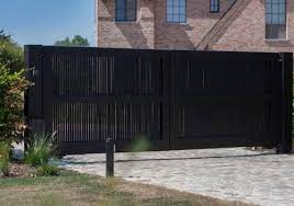 houten tuinpoort pouleyn zwarte latjes strak modern architectuur binnen tuinhek poorten oprit tuin poorten